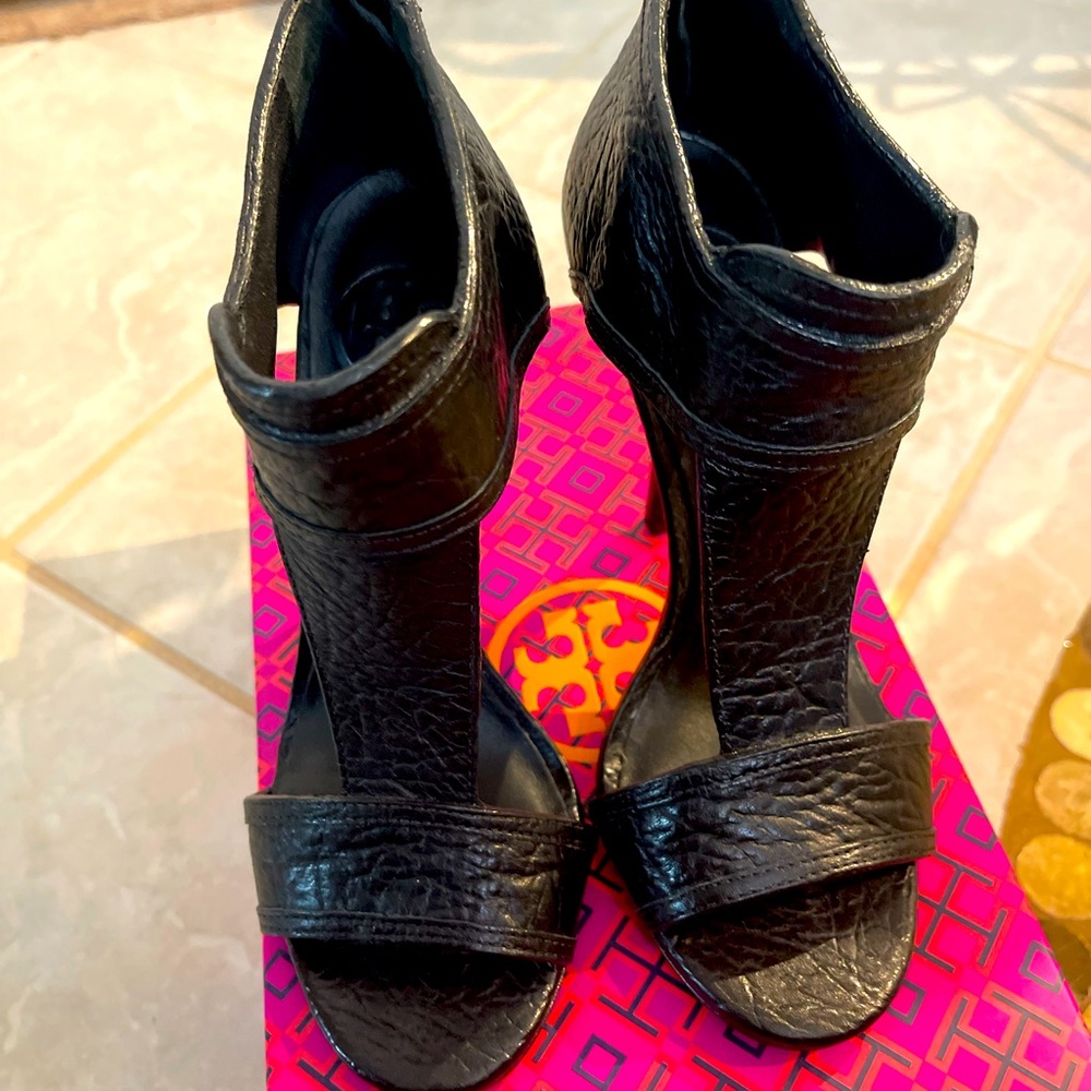 Tory Burch sandals worn a few times. Comes with box